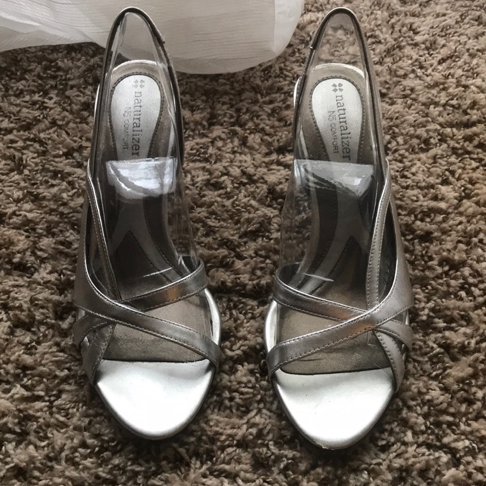 Naturalizer 7.5N silver formal sandals